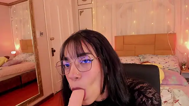 EmaLittle Live XXX Chat