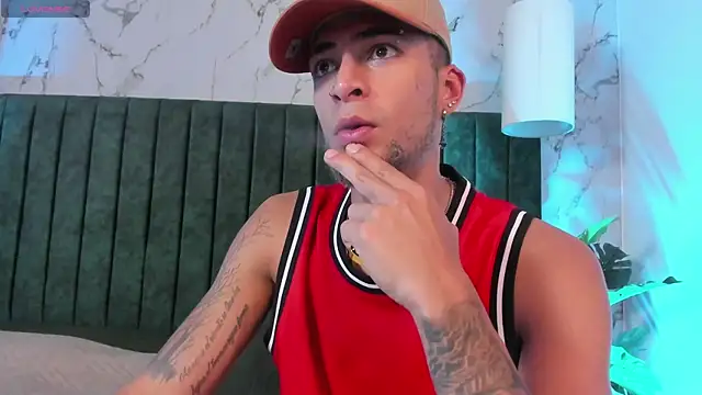 DrakeNeumann live XXX chat
