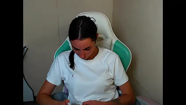 Cammil1a_horn's Live XXX Chat