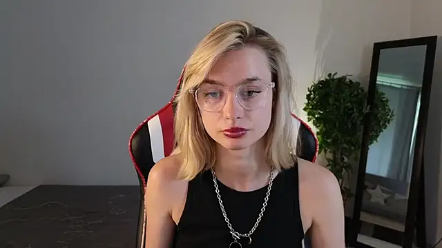 NoraMoreau's Live XXX Chat