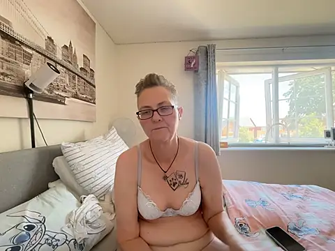 Curvy-Jinx Live XXX-chat