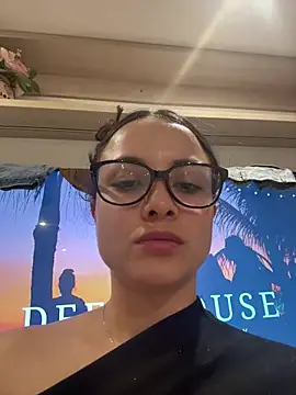 Megan_Rodrigo Adlı Modelin Canlı XXX Sohbeti