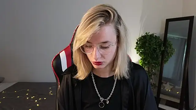 NoraMoreau Chat XXX in diretta