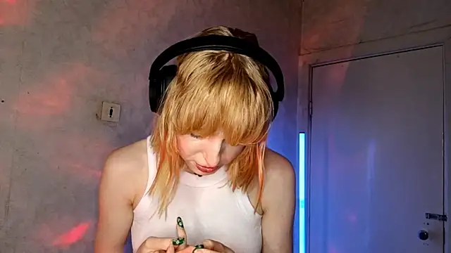 CuteLittleAngel's Live XXX Chat