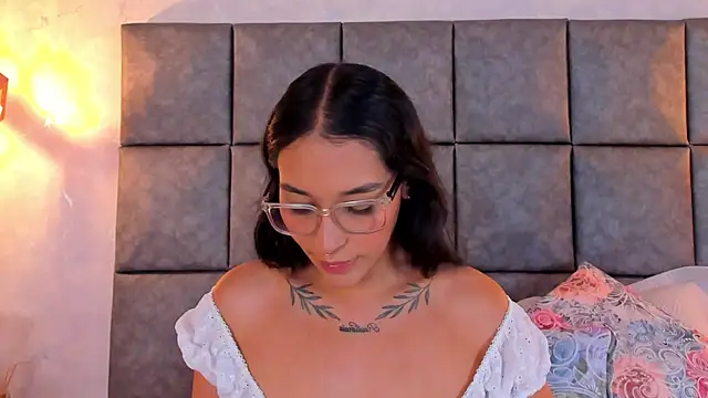 Roseaurora Adlı Modelin Canlı XXX Sohbeti
