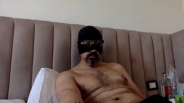 Chatroom XXX en direct de CaiBull
