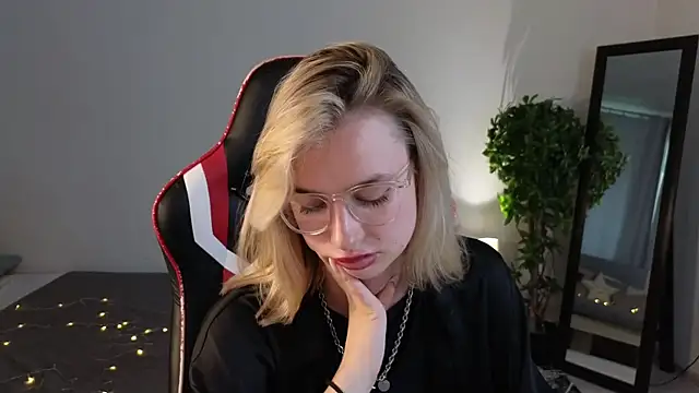 NoraMoreau's Live XXX Chat