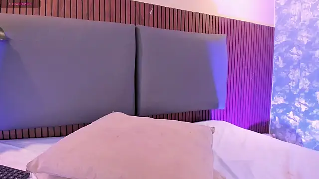NicolleeEvanss' Live XXX Chat