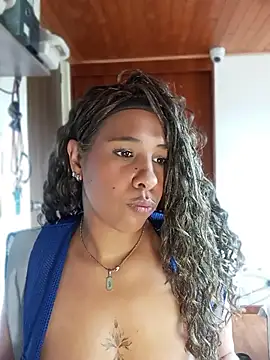 Chat +18 de Ivon_C ao vivo