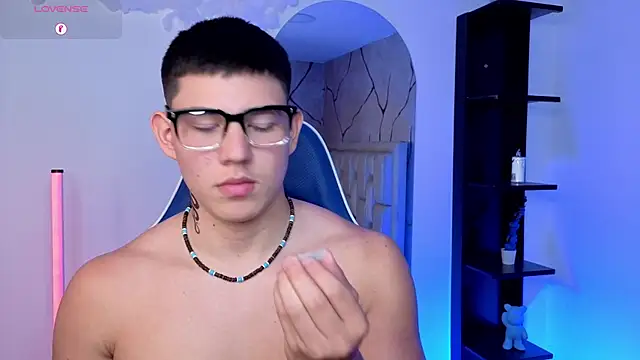 Онлайн чат XXX JamesCr_