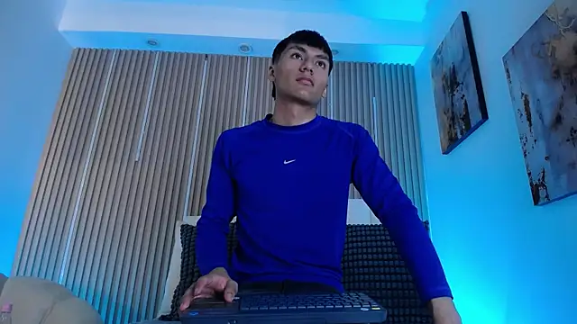 AdrianStark_ লাইভ XXX চ্যাট