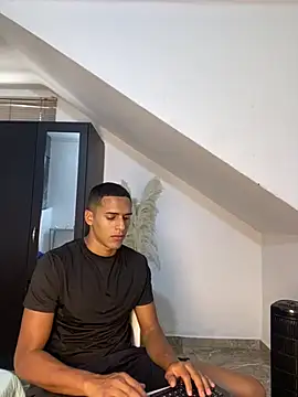 lucas837481 – Live XXX-chat
