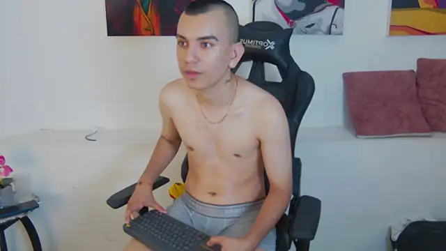 Rowan_Cley Live XXX-Chat