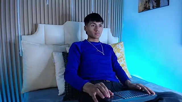 AdrianStark_ Chat XXX in diretta