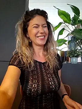 دردشة CelynaRoss الجنسية المباشرة