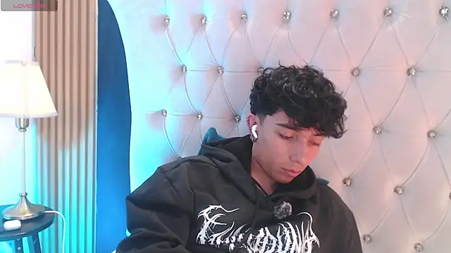 Aiden_Rivers_ Adlı Modelin Canlı XXX Sohbeti