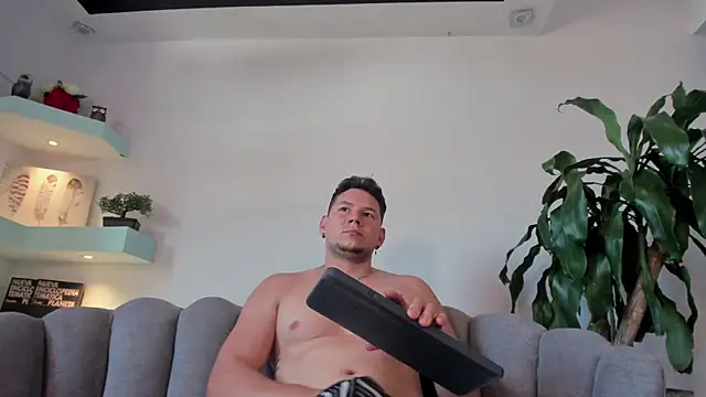 Izui_Pierce Live XXX Chat