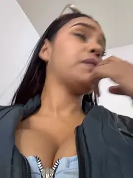 Chat +18 de Sara-77 ao vivo