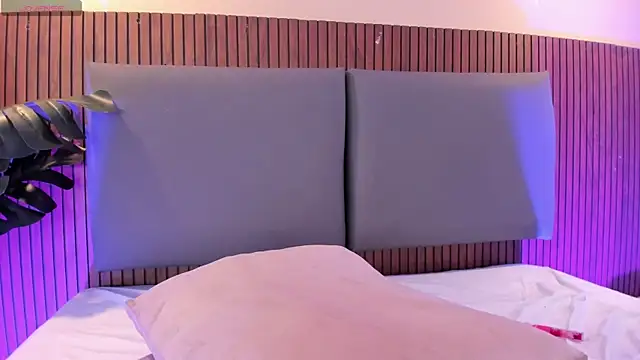 NicolleeEvanss' Live XXX Chat