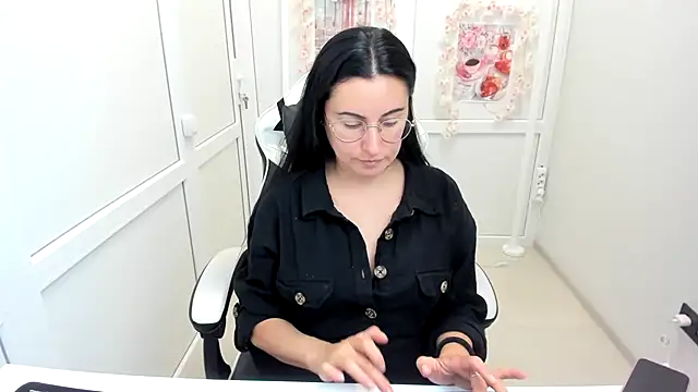 ChloeVibee Chat XXX in diretta