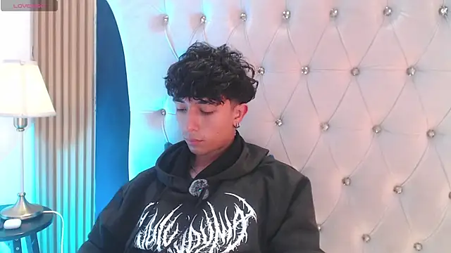 Aiden_Rivers_ Adlı Modelin Canlı XXX Sohbeti
