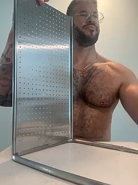 Show modela mrbighairychest na web-kameri