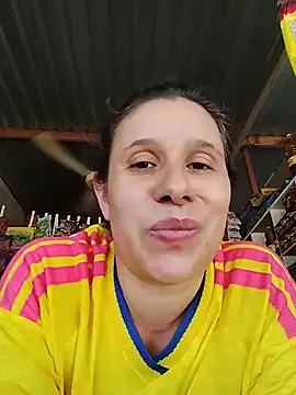 MIA-LARIOS' Live XXX Chat
