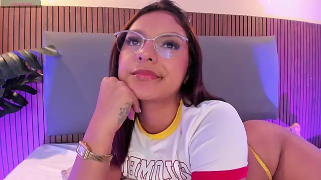 NicolleeEvanss' Live XXX Chat