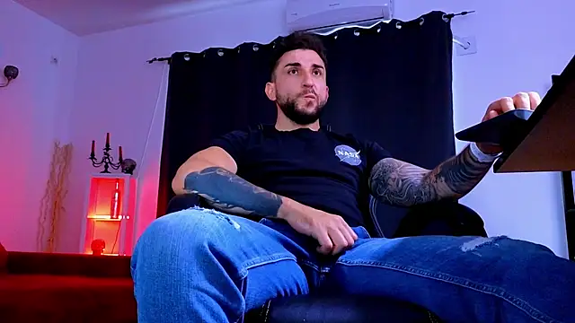 Czat XXX na żywo – MightyAaron66