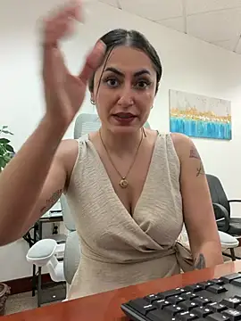 YourQueen18 webcam show