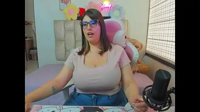 Chat +18 de queenalexxa111 ao vivo