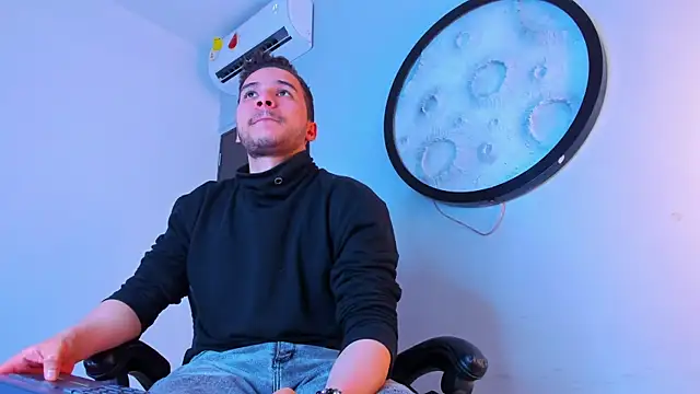mike_257 Adlı Modelin Canlı XXX Sohbeti