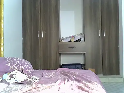 FlirtyMira Adlı Modelin Canlı XXX Sohbeti