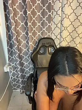 Emii_Love Adlı Modelin Canlı XXX Sohbeti