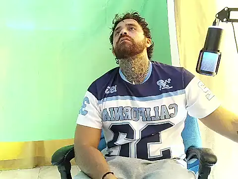 aronmiller404 live XXX chat