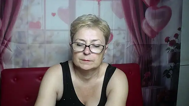 EmiliaGree Adlı Modelin Canlı XXX Sohbeti