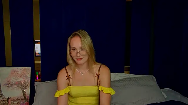 ElaraVoltage's Live XXX Chat