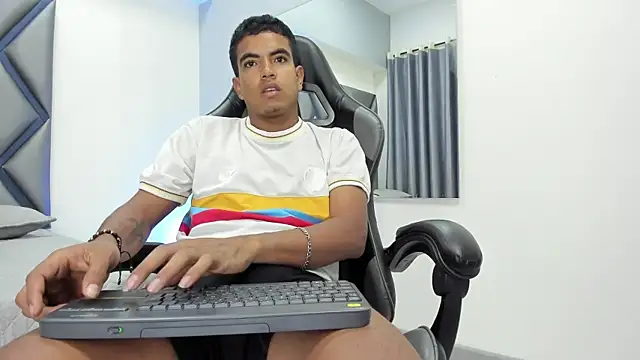 JustinOrtiz_'s Live XXX Chat