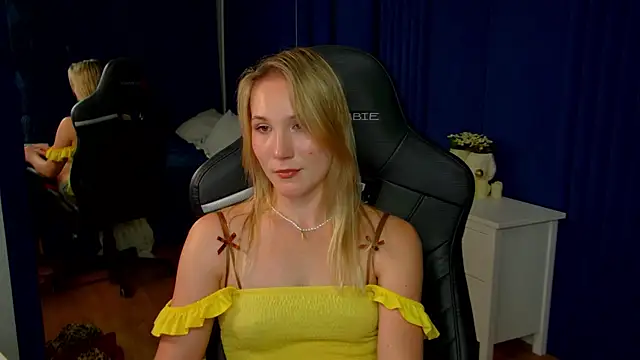 ElaraVoltage's Live XXX Chat