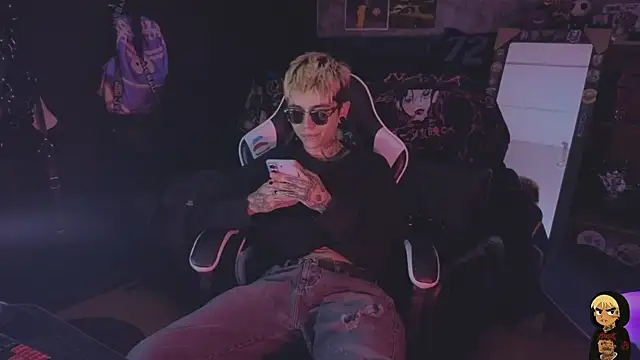 AcidMilo live XXX chat