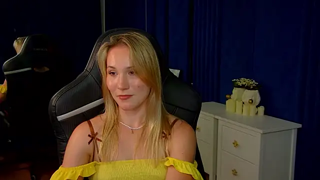 ElaraVoltage élő XXX-chatje