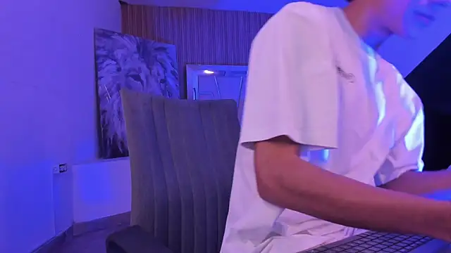 צ'אט XXX בשידור חי של MathewAdamss