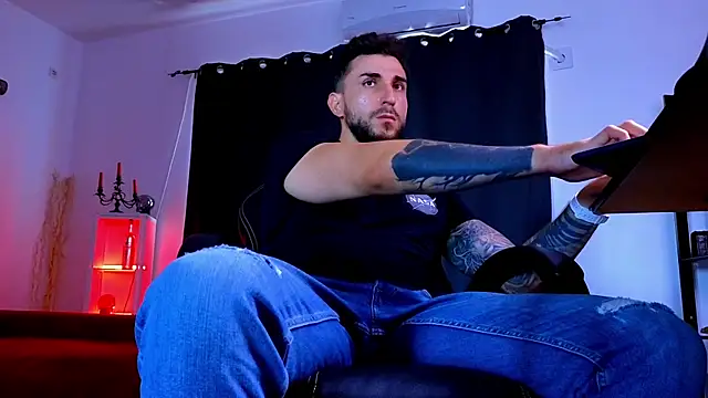 MightyAaron66 Adlı Modelin Canlı XXX Sohbeti