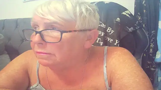 Playful_MILF_Demi live XXX chat