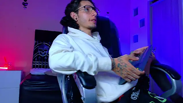 Vergil_Noir_'s Live XXX Chat