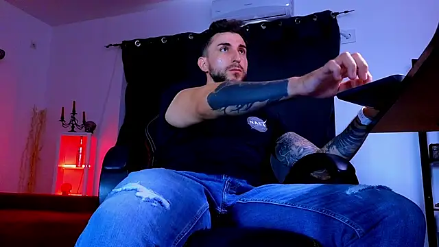MightyAaron66 élő XXX-chatje