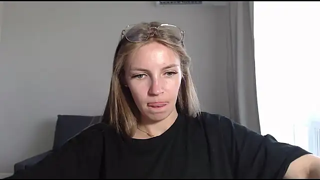 HitGyrl live XXX chat