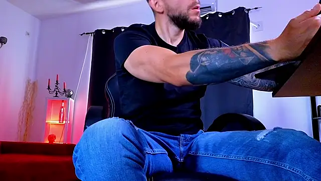 MightyAaron66 élő XXX-chatje