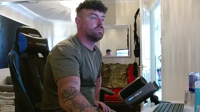 Naughty-man-in-uniform's Webcam Show