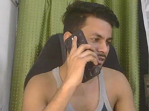 צ'אט XXX בשידור חי של Stubborndesiboy